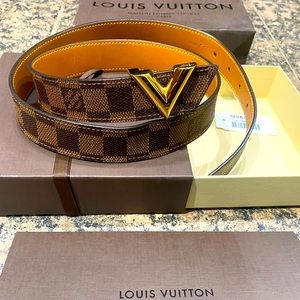 Woman's essential V Louis Vuitton belt